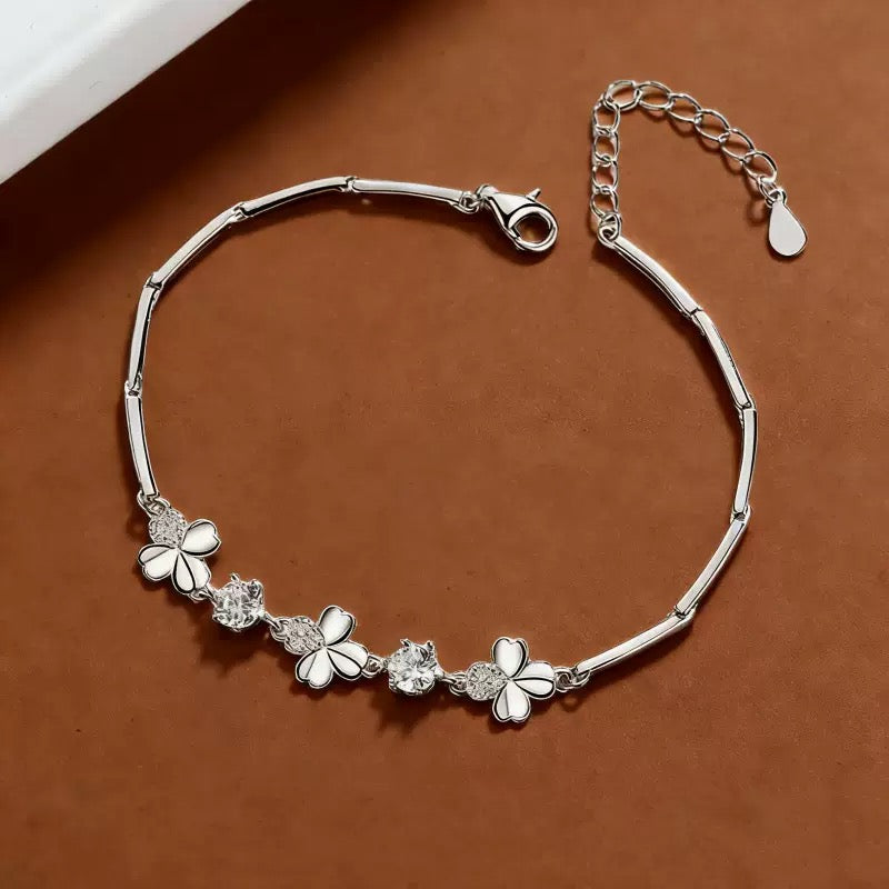 Queen Ayu Clover Moissanite