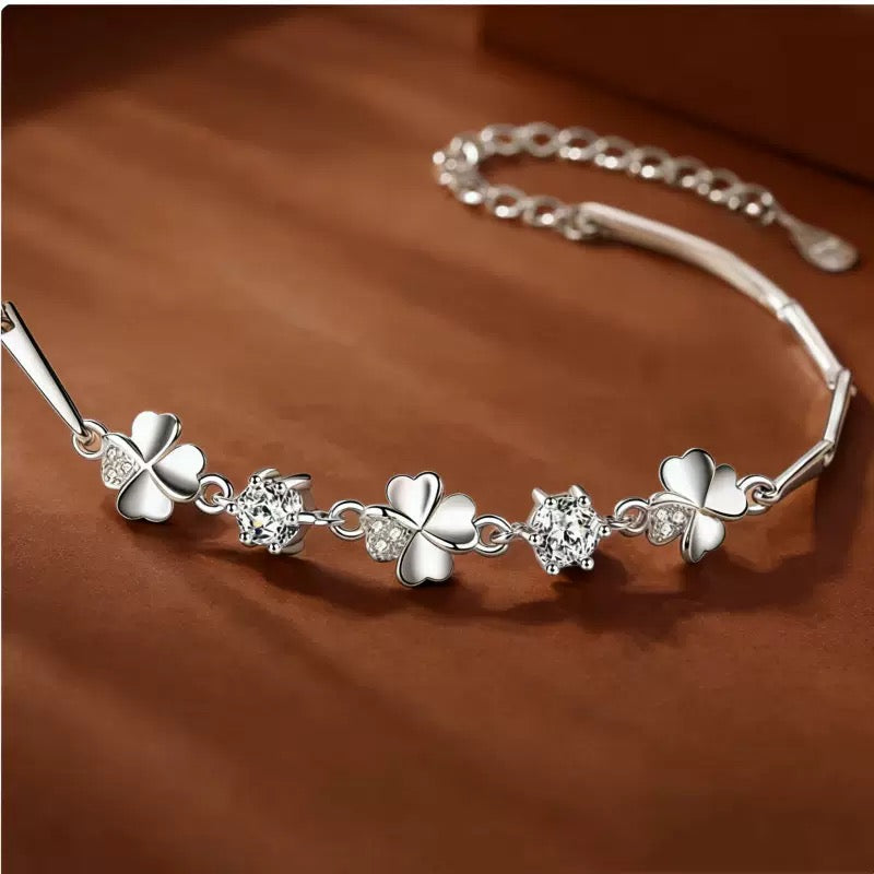 Queen Ayu Clover Moissanite