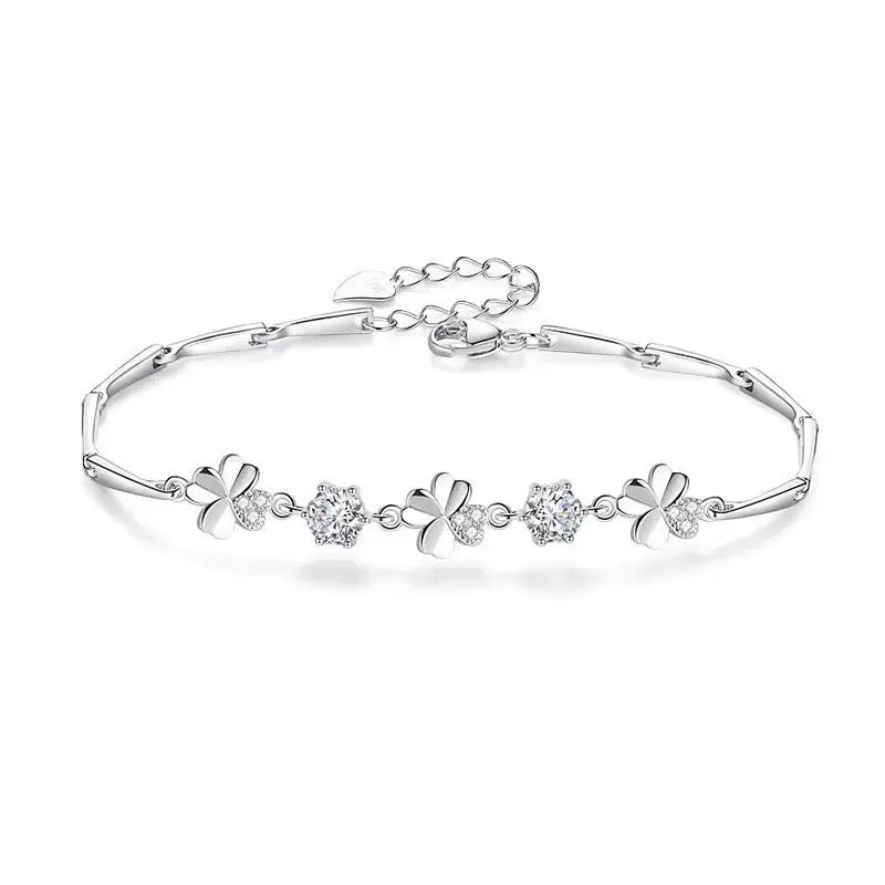 Queen Ayu Clover Moissanite
